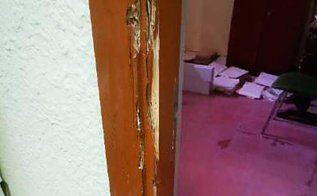 Polillas. Su efecto se ve en Cangas del Narcea. En Cangas de Onís la carcoma atacó los armarios; en el TSJA, un pasamanos.