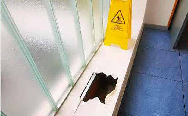 Avilés. Uno de los edificios más grandes chequeado muestra grietas verticales en la fachada, tabiques que taparon botones y alféizares de yeso rotos, entre otros problemas.