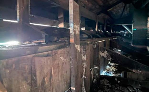 Cubierta. Tiene estructura de madera y revestimiento de teja. Hay tejas movidas o desplazadas, pero el mantenimiento periódico se cumple. Con todo, por algún punto entra el viento que mueve placas de falso techo.