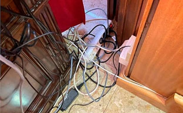 Cableado. La instalación eléctrica está obsoleta, con cables que se cruzan y amontonan en la sede. 