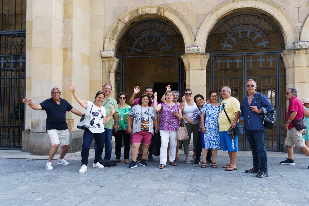 Parte del grupo de Aurora Fernández, en la entrada de la iglesia de San Pedro, en Gijón. 