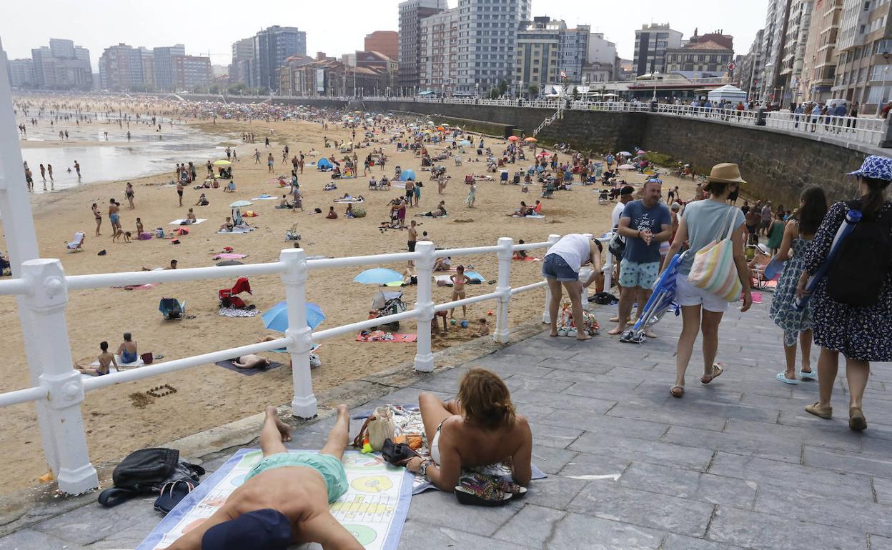 Gijón. La playa de San Lorenzo vivió una de las jornadas de más afluencia de todo el verano.