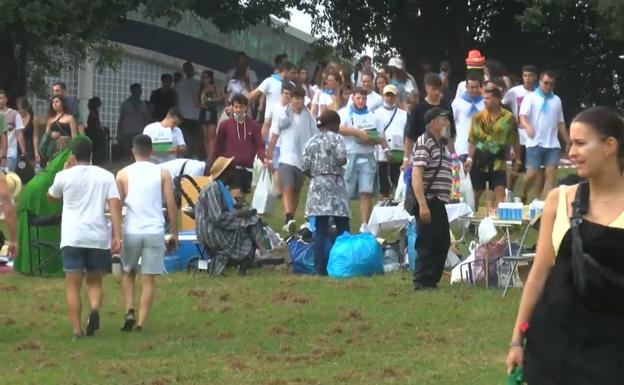 Jóvenes y veteranos de la fiesta del Carmín de Pola de Siero.