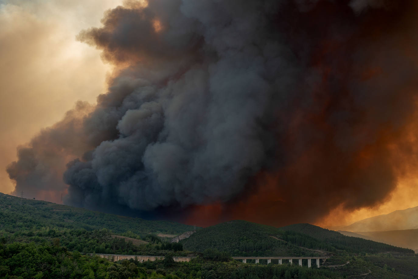 Fotos: Los incendios asolan Galicia destruyendo casas y parajes naturales