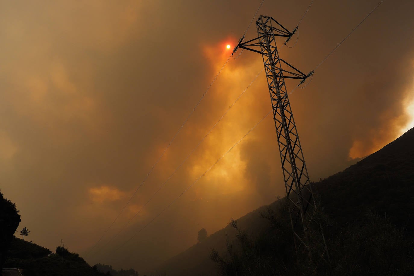 Fotos: Los incendios asolan Galicia destruyendo casas y parajes naturales