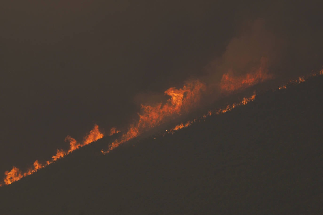 Fotos: Los incendios asolan Galicia destruyendo casas y parajes naturales