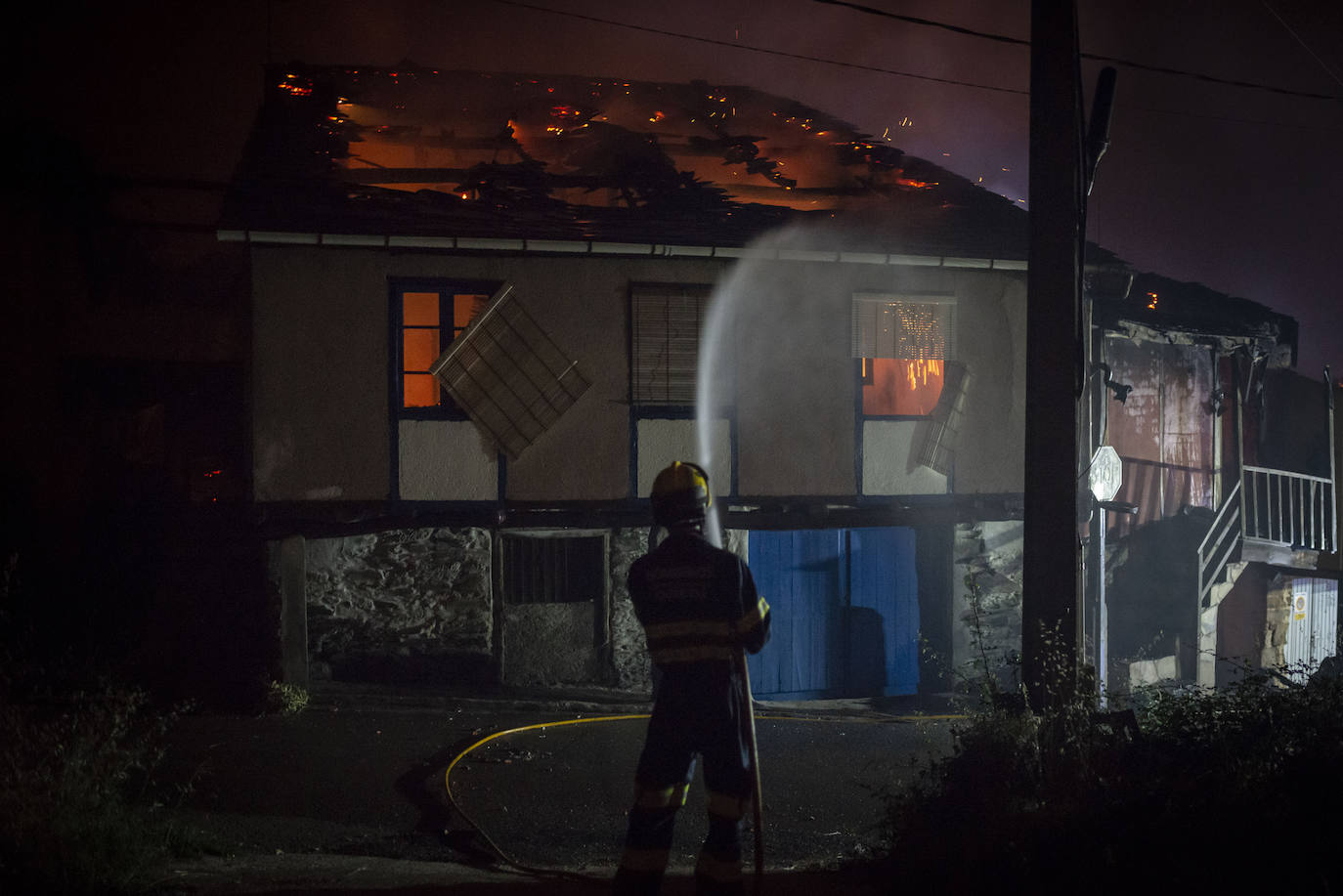 Fotos: Los incendios asolan Galicia destruyendo casas y parajes naturales