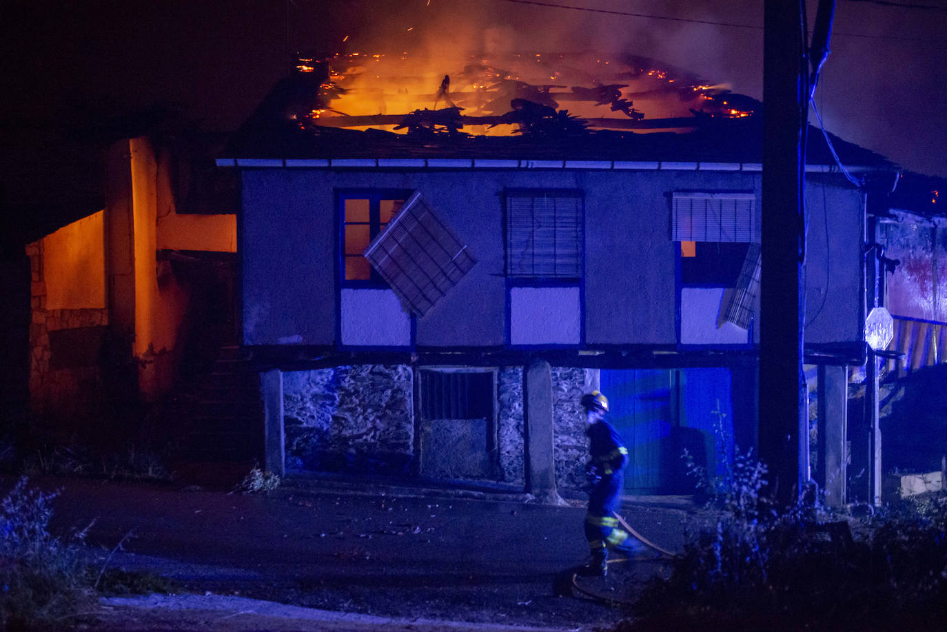 Fotos: Los incendios asolan Galicia destruyendo casas y parajes naturales