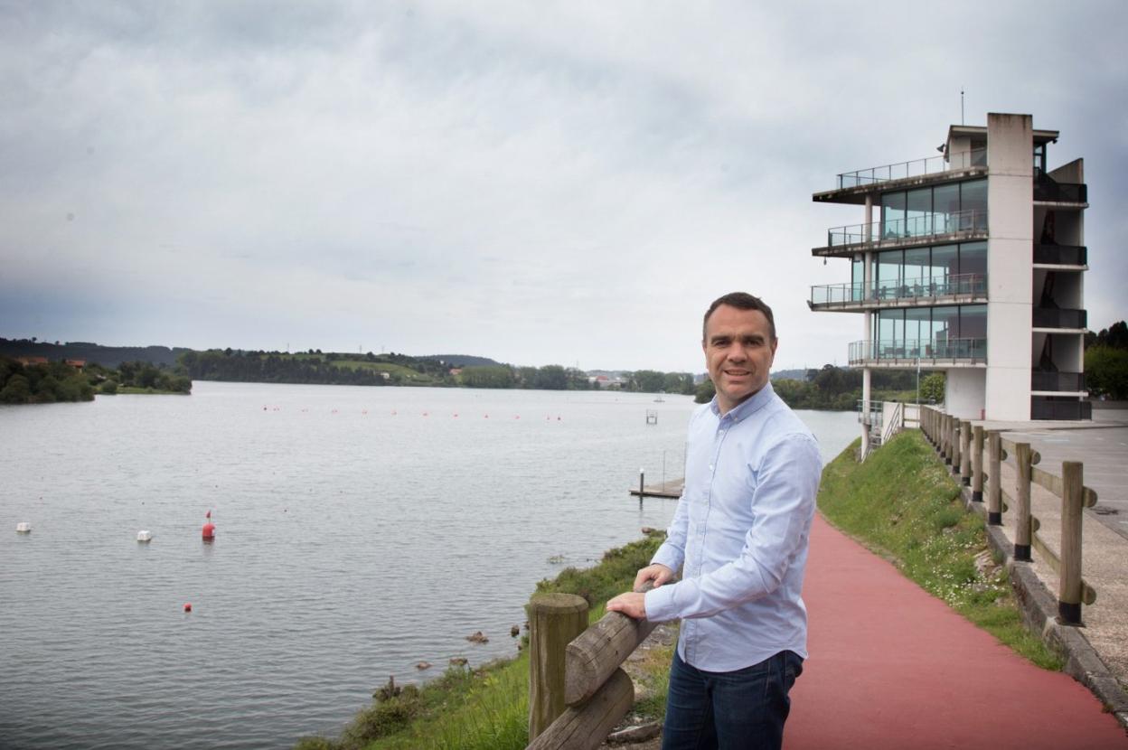 Iván Fernández, junto al embalse de Trasona. 