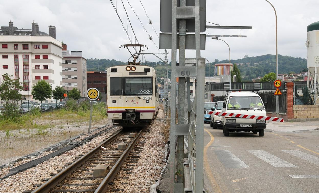 La zona de LangreoCentro, donde se centrarán las obras en las próximas semanas para liberar estos terrenos ya que la vía estará soterrada. 