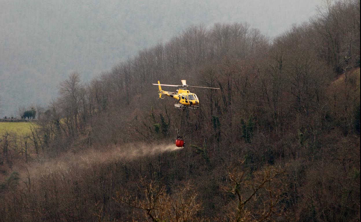 Imagen de archivo de un helicóptero de bomberos en un incendio forestal.