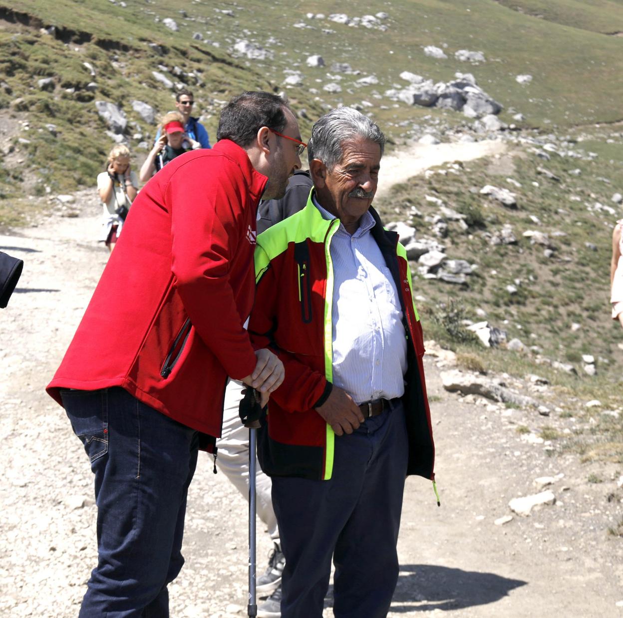 Barbón habla con Revilla durante la caminata al refugio de Áliva. 