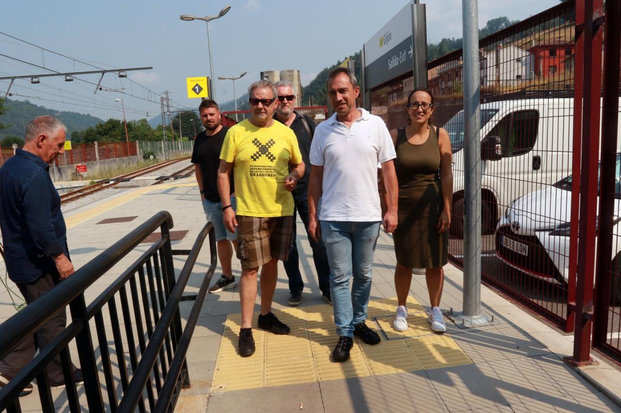 El coordinador general de IU Asturias, Ovidio Zapico, ayer en la estación de Feve de Laviana. 