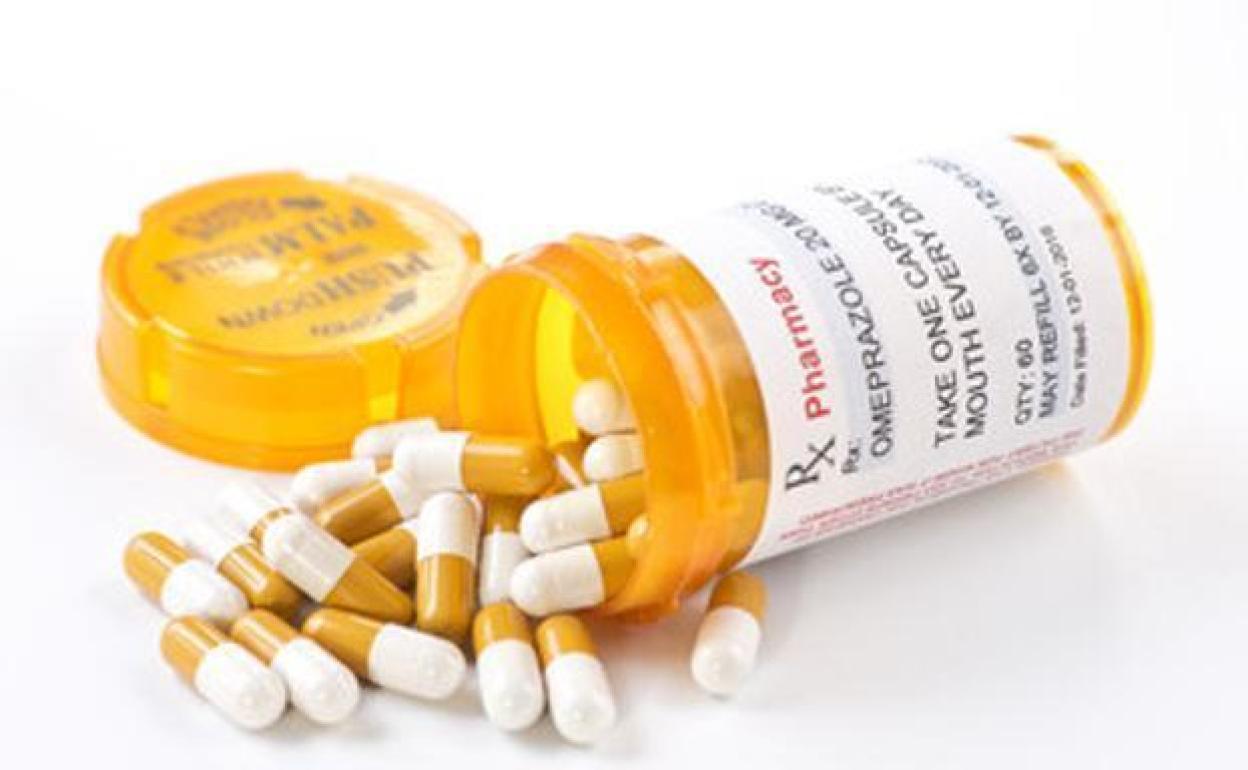 Un bote de cápsulas de Omeprazol.