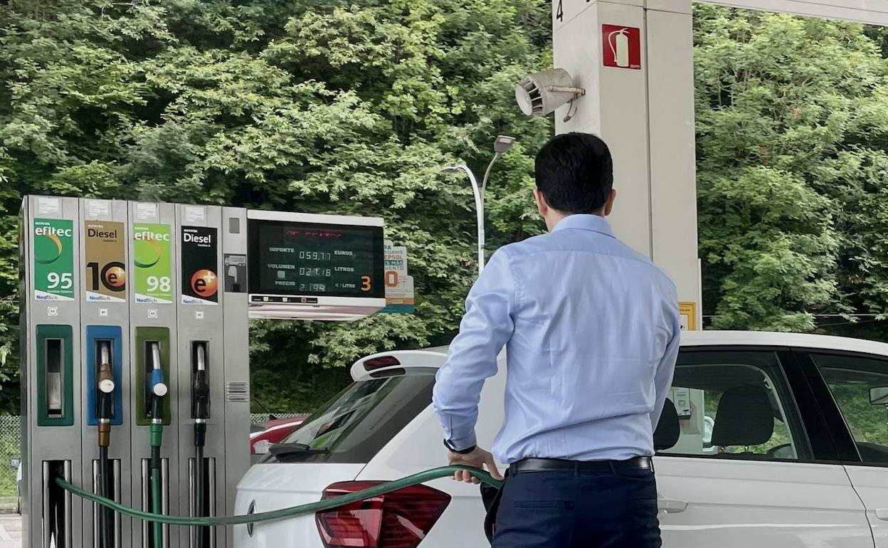 Un hombre reposta su vehículo en una estación de servicio de Gijón. 