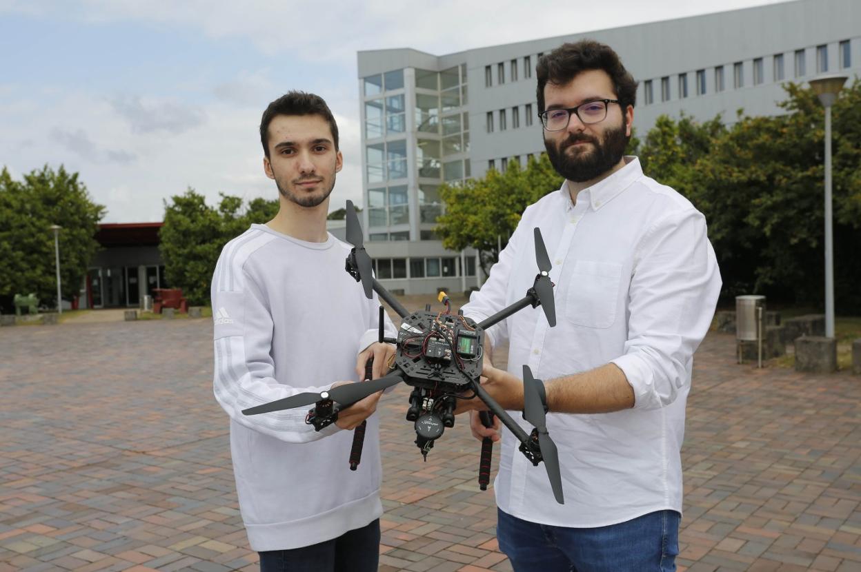 Miguel Fernández Rodríguez y Álvaro Fernández Arias, con un dron, frente a la EPI. 