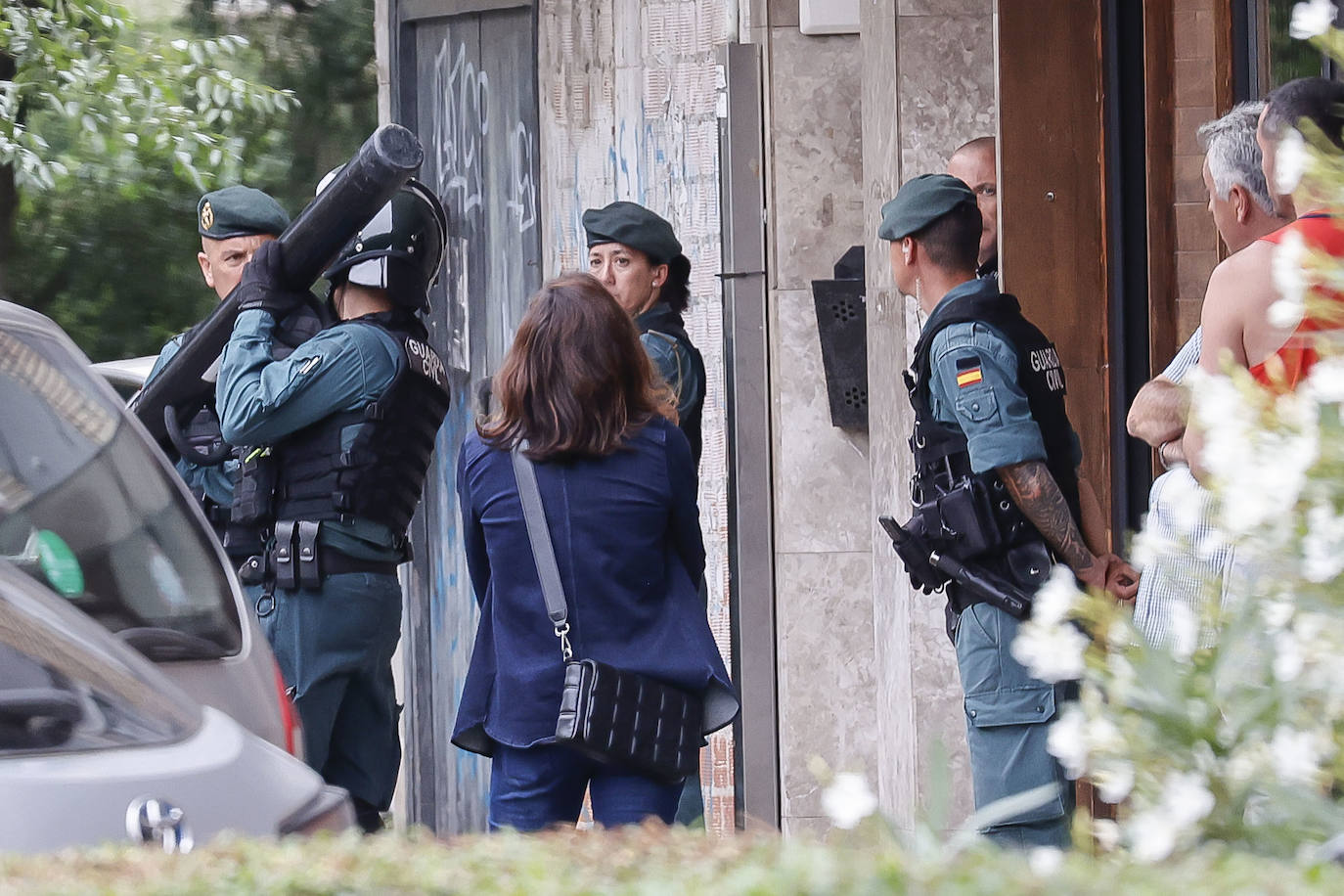 Fotos: Se atrinchera armado en un piso en Piedras Blancas