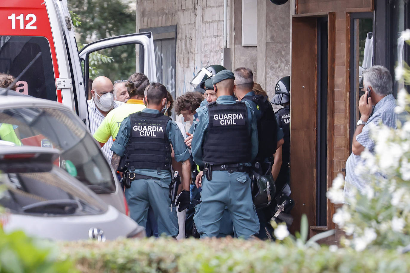 Fotos: Se atrinchera armado en un piso en Piedras Blancas