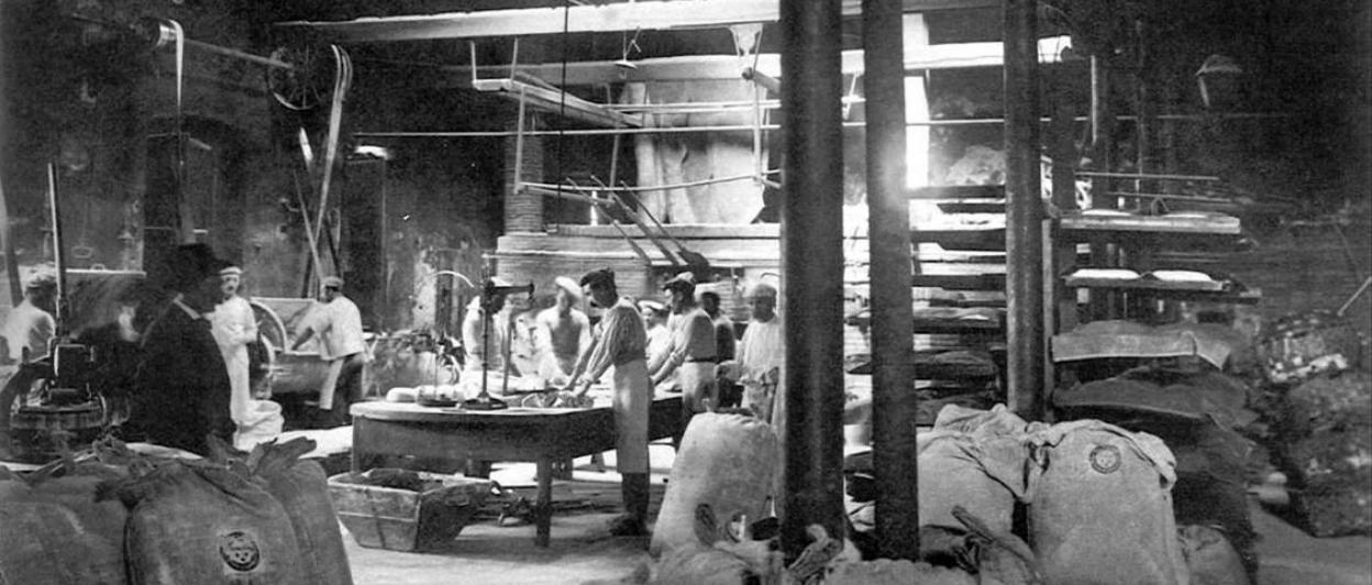 Una panadería en Gijón, fotografiada por Julio Peinado.