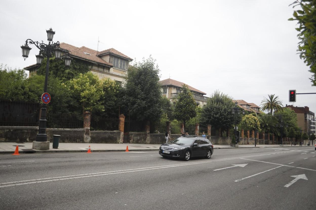 Los chalés de la fábrica, seña de identidad de La Tenderina, comidos por la maleza por el abandono en los que lo han sumido. 