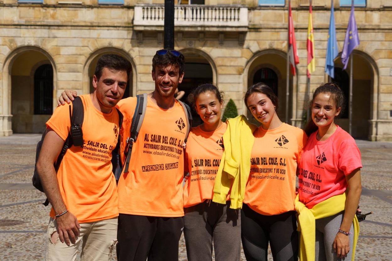 Los monitores Álvaro García, Rubén Estrada, Alba y Nerea González y María García, en Gijón. 