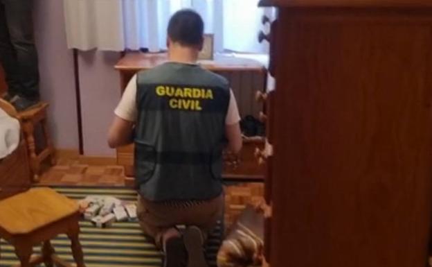 Un agente de la Guardia Civil, durante el registro 