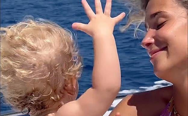 Oleada de críticas a María Pombo por la forma de llevar a su hijo en barco 