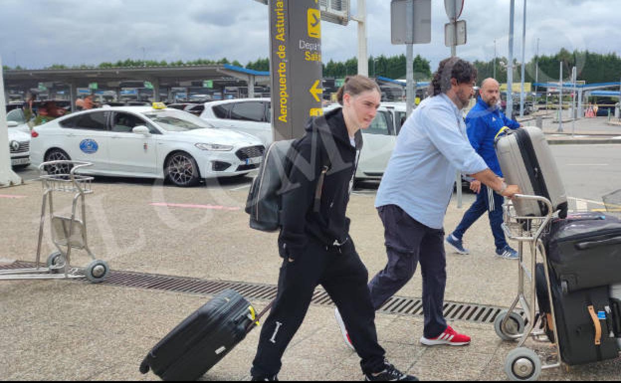 Marcelo Flores, a su llegada al aeropuerto de Asturias para incorporarse al Real Oviedo. 