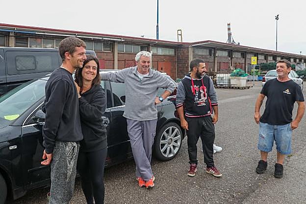 Carolina abraza a Óscar. Al lado, su padre Luis y David y Marcos, amigos de los pescadores. 