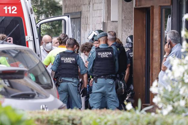 El hombre, saliendo de su domicilio hacia la ambulancia protegido por agentes de la Guardia Civil. 