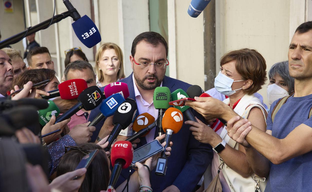 El presidente del Principado y líder de la FSA, Adrián Barbón, antes de asistir al Comité Federal del PSOE de carácter urgente y extraordinario 