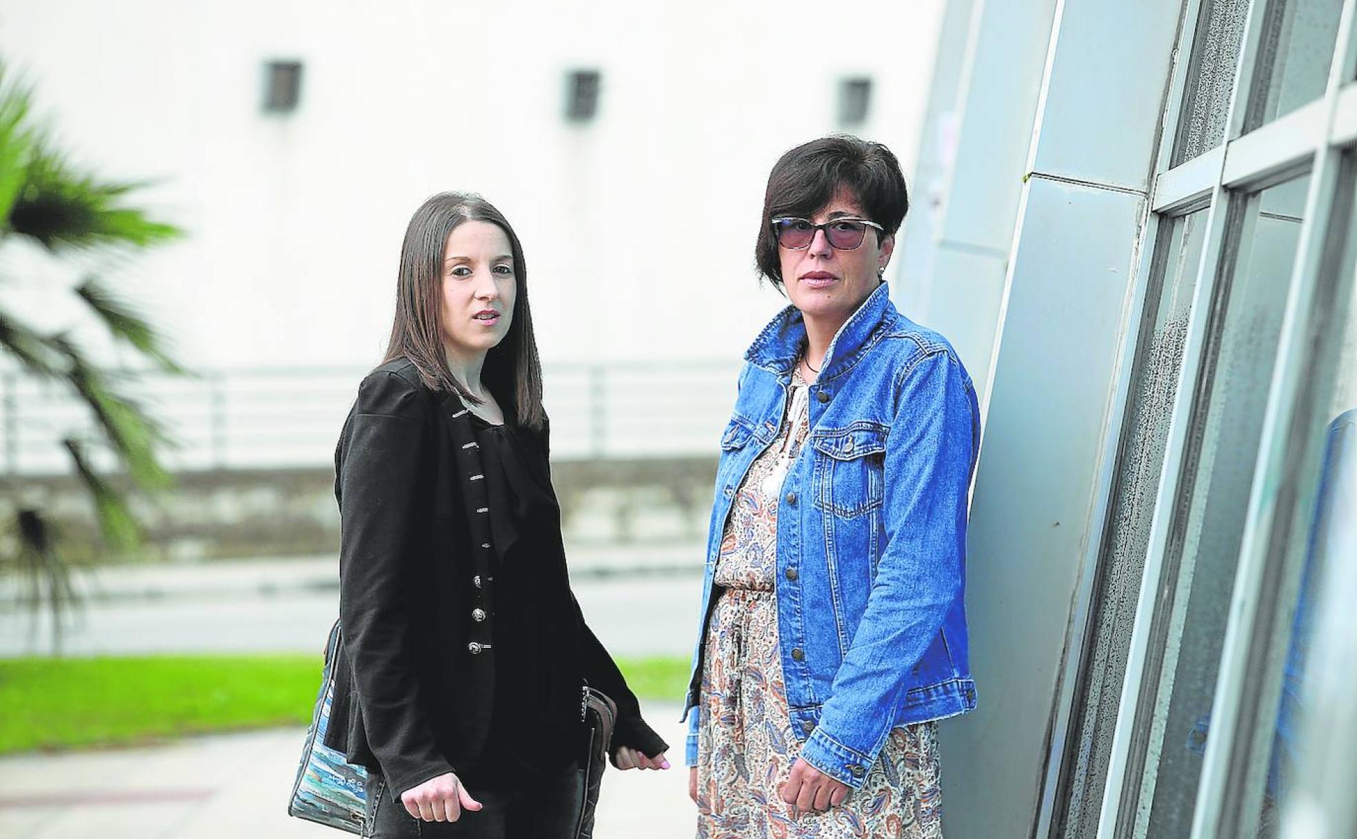 María Eugenia Martínez y María Ángeles Calle, en el exterior del centro deestudios de Los Prados. 