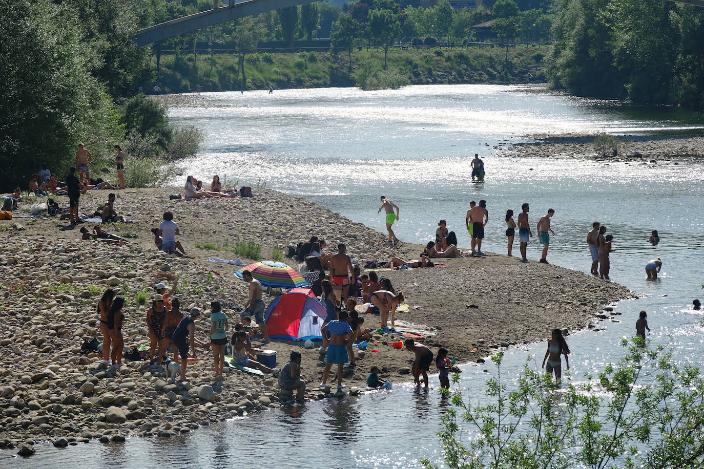 En Arriondas también triunfa el río. La zona del Lladuengu, en el Sella, es una buena opción para refrescarse en verano. 