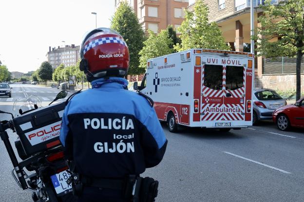 Policía Local y UVI móvil en la calle Antonio Machado donde tuvo lugar el grave atropello. 