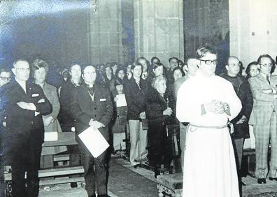 Imagen secundaria 1 - Con su padre, su madre y su hermana en 1950. Ordenación como diácono en Luarca (1973). Junto a Manuel Díaz 'El Cordobés.