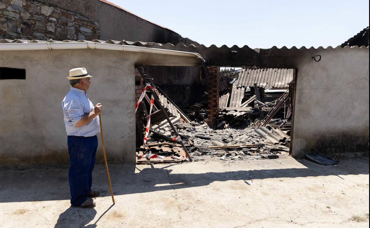 Miguel Río, alcalde de San Martín de Tábara, contempla los daños en una de sus casas. El municipio ha perdido el 100% de sus tierras y sufre daños en el núcleo urbano.