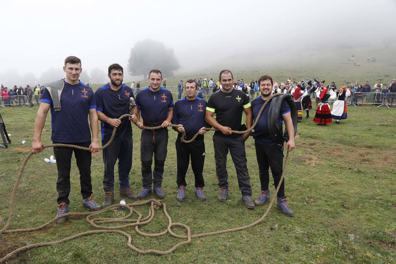 La Fiesta del Pastor venció a la niebla con un programa festivo lleno de actividades tradicionales como respaldo a la labor de los ganaderos de los Picos de Europa. Los Lagos de Covadonga volvieron a reunir a cientos de personas que asistieron a la tradicional subida a la Porra de Enol. En la carrera se impusieron Manuel Merillas y Verónica Gutiérrez. Carreras de caballos, tiro de cuerda y bailes regionales, además de la tradicional misa y la elección del regidor de pastos, que volvió a recaer en Toño García, completaron el programa. Manuel González y Carmina Remis fueron los pastores homenajeados y se estrenó el documental 'El reino de los pastores'.