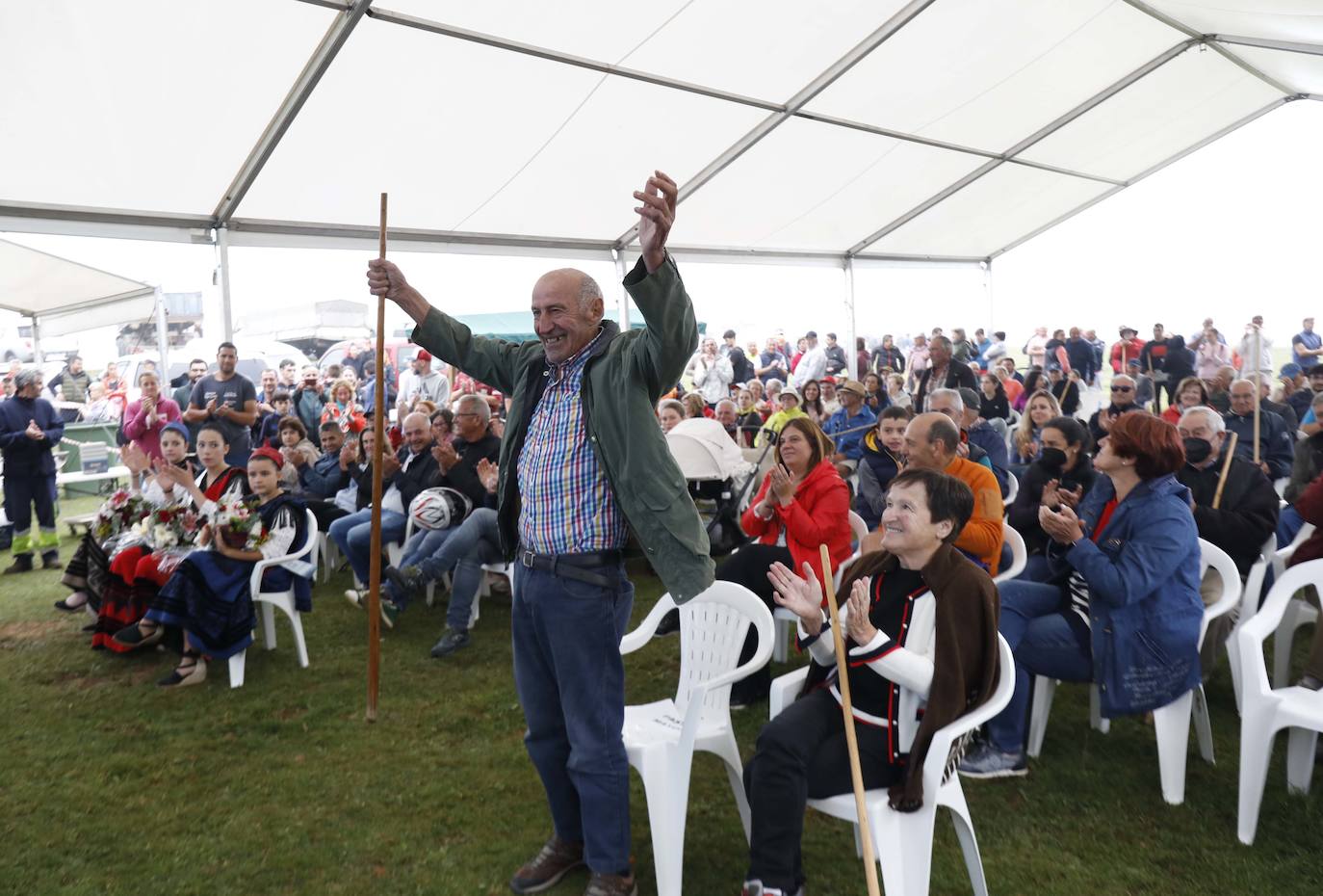 La Fiesta del Pastor venció a la niebla con un programa festivo lleno de actividades tradicionales como respaldo a la labor de los ganaderos de los Picos de Europa. Los Lagos de Covadonga volvieron a reunir a cientos de personas que asistieron a la tradicional subida a la Porra de Enol. En la carrera se impusieron Manuel Merillas y Verónica Gutiérrez. Carreras de caballos, tiro de cuerda y bailes regionales, además de la tradicional misa y la elección del regidor de pastos, que volvió a recaer en Toño García, completaron el programa. Manuel González y Carmina Remis fueron los pastores homenajeados y se estrenó el documental 'El reino de los pastores'.