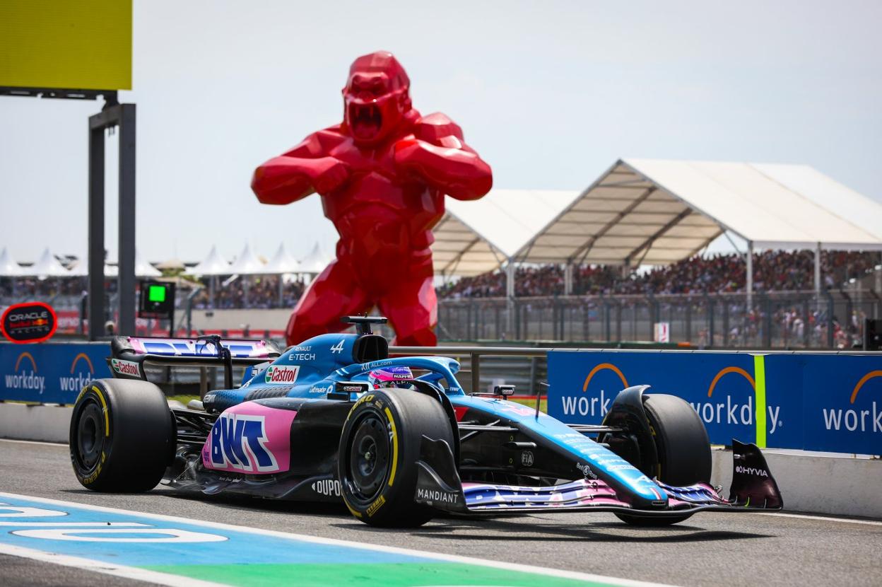 Fernando Alonso sale de boxes tras un cambio de ruedas durante el Gran Premio de Francia. 