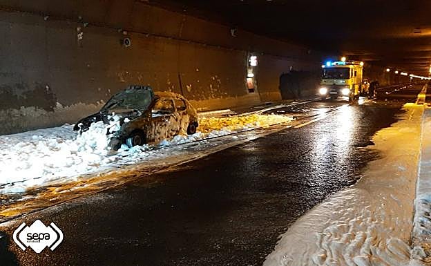 Los bomberos sofocan el incendio de un vehículo en el túnel del Negrón, en la autopista del Huerna 