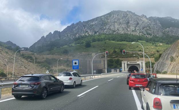 Imagen. El incendio ha provocado importantes retenciones en la autopista del Huerna. 