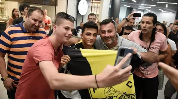 Manu García es recibido en Salónica por los aficionados del Aris