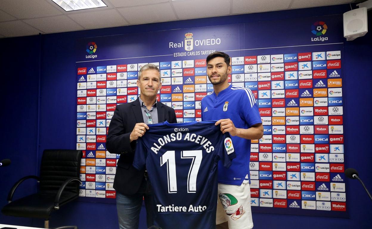 El director deportivo azul, Tito Blanco, junto a una de las últimas incorporaciones, Alonso Aceves.