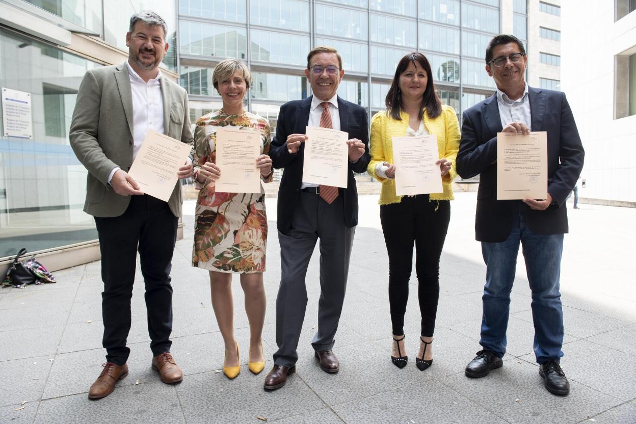 Fernández Bartolomé, con el acta de diputado, en 2019. 