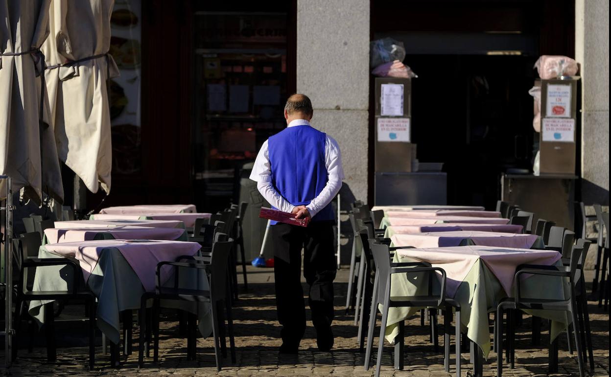 Un camarero, defendido por el dueño del restaurante en el que trabaja. 
