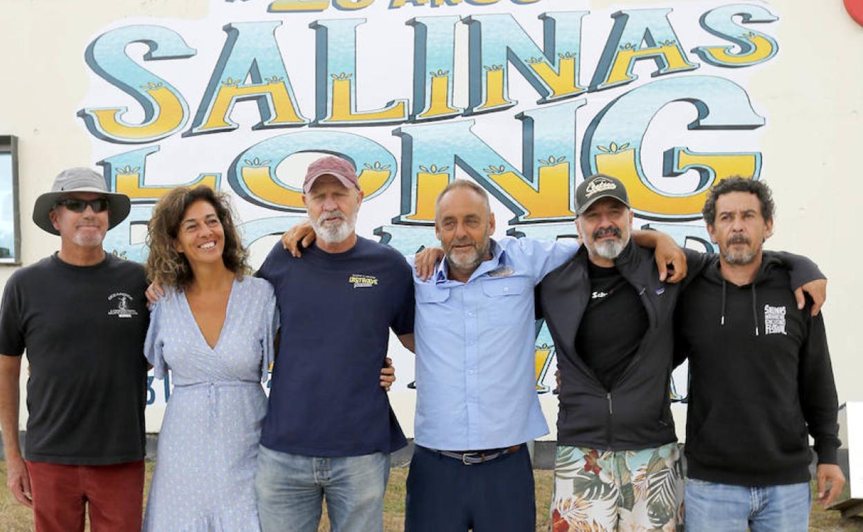 José González Hevia, en el centro, rodeado esta mañana por parte de su equipo. 