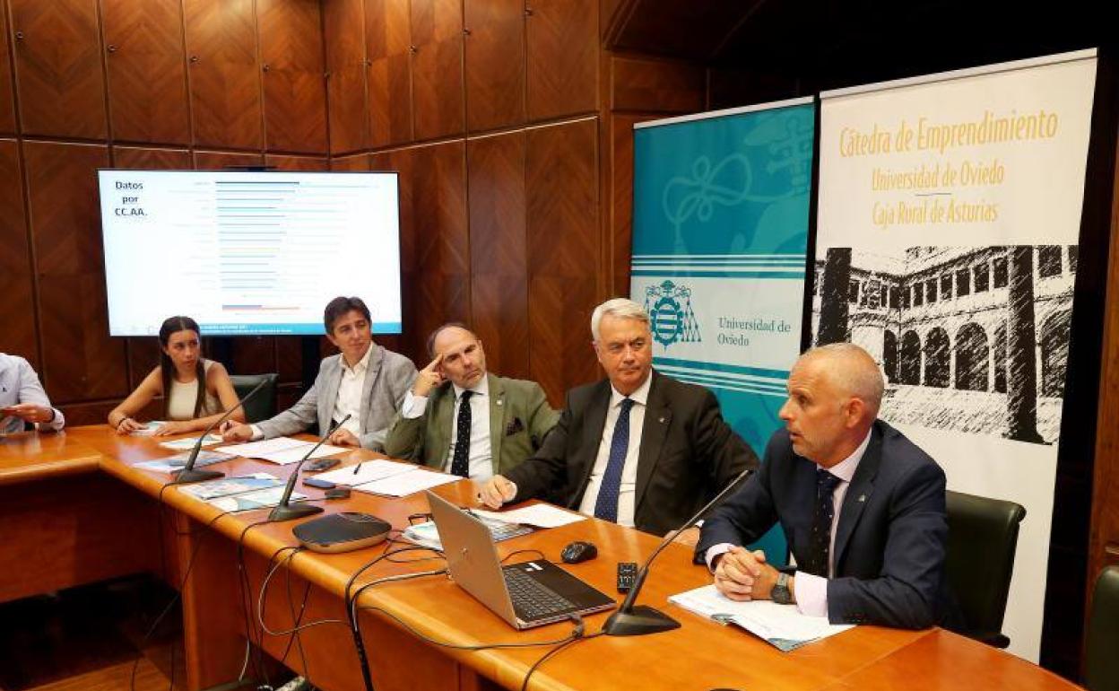 La joven emprendedora, Patricia Quintana; el director de la Cátedra de Emprendimiento, Manuel González; el rector de la Universidad de Oviedo, Ignacio Villaverde; el subdirector de Caja Rural de Asturias, Silvino Urízar y el profesor Jesús del Brío. 