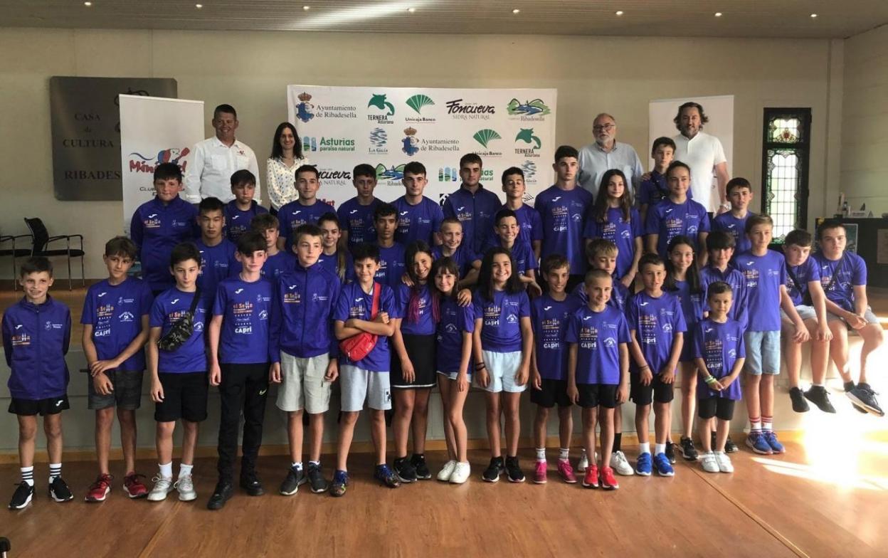 La presentación, a la que acudieron jóvenes promesas del Club Piragüismo El Sella. 