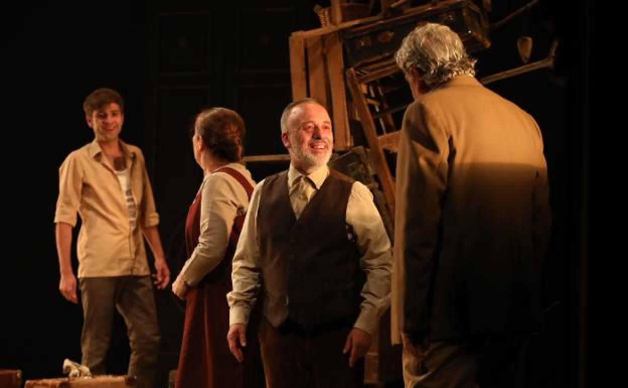 Planes Asturias | Javier Gutiérrez, en el centro, con parte del elenco que dio forma el pasado junio en Avilés a 'Los santos inocentes'.