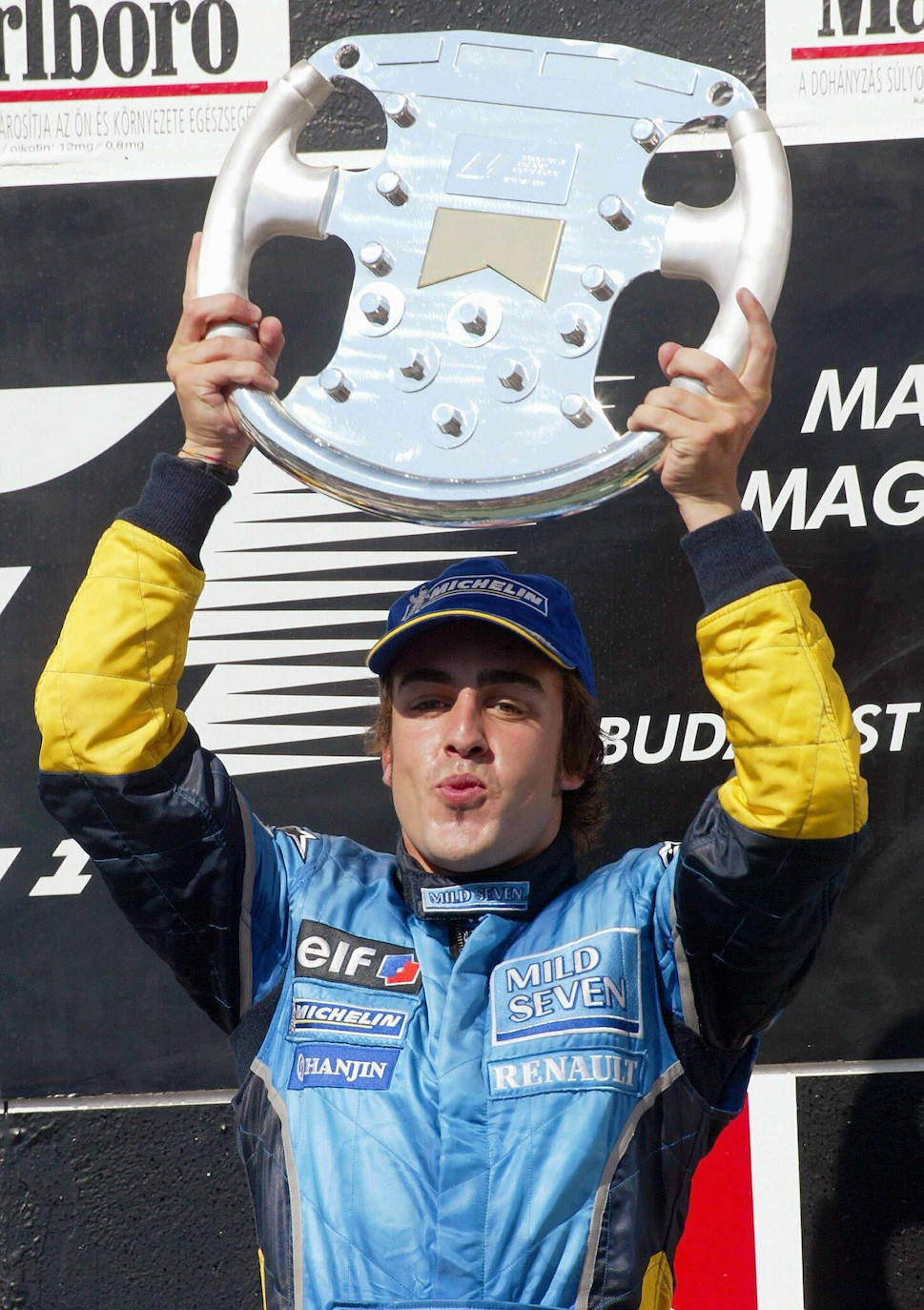 Fernando Alonso sostiene el trofeo de ganador en el circuito de Hungría en 2003, su primera victoria en Fórmula 1.